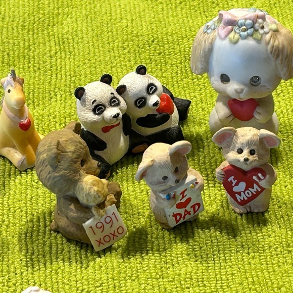 24 Hallmark small figurines for Valentine’s Day, Halloween and others. - Picture 5 of 11